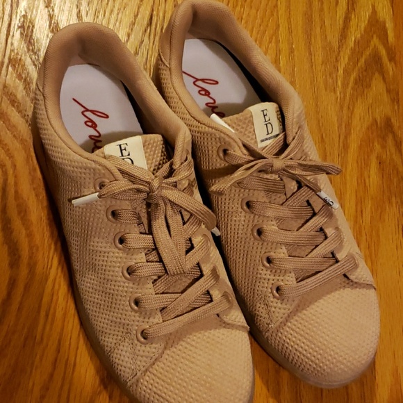 Rose Ellen DeGeneres new sneakers - Picture 3 of 6